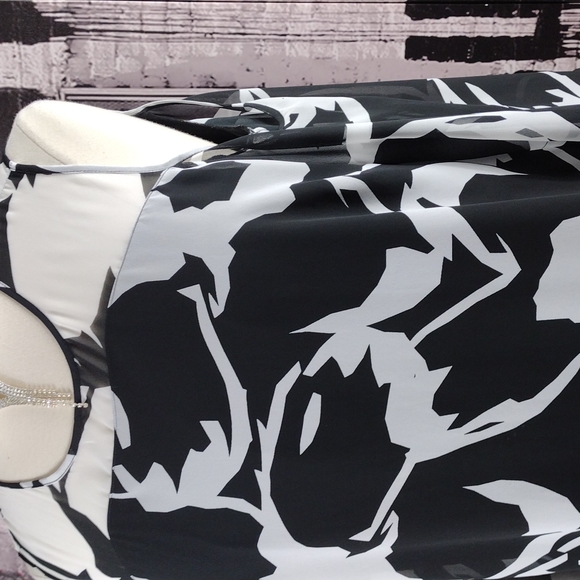 ❤️6 items for $25 Vince Camuto Black & White Floral Cold Shoulder Blouse EUC - Picture 2 of 6